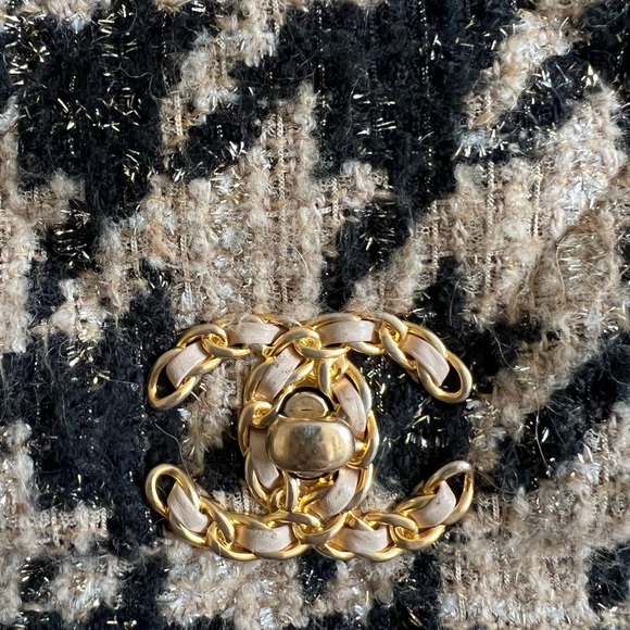 Chanel Tweed Maxi 19” Handbag - Rare Color! - Picture 4 of 12